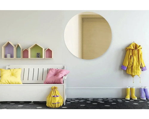 Svetlý interiér so zrkadlom, lavicou, nástennou policou a oblečením