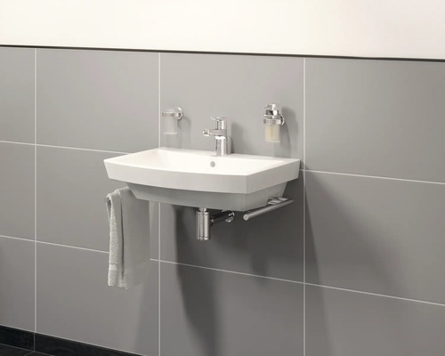 Keramické umývadlo s batériou a držiakom na uteráky na obkladanej stene