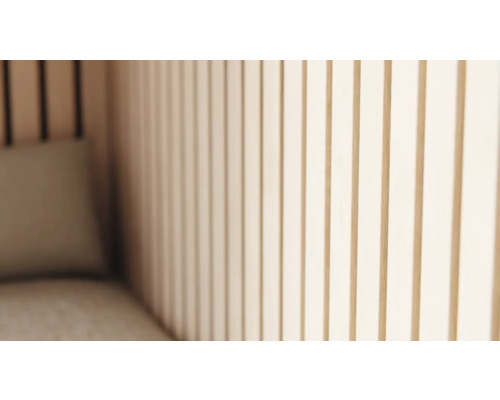 Interiérový dizajn s drevenými panelmi a posedením