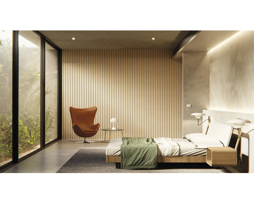 Svetlá spálňa s manželskou posteľou, kreslom a veľkým oknom s výhľadom do zelene