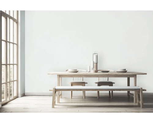 Svetlá jedáleň s dreveným stolom, lavicou, stoličkami a dekoráciou