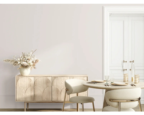 Svetlá jedáleň s príborníkom, kvetinovou výzdobou a jedálenským stolom s prestieraním