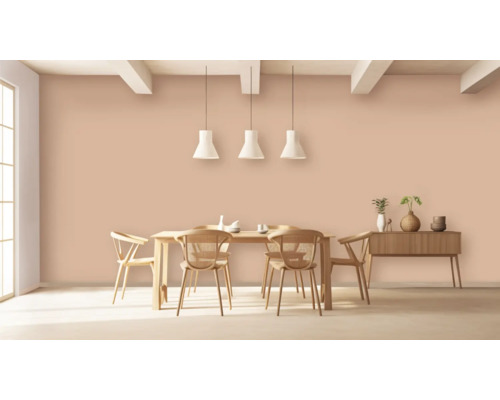 Jedáleň s dreveným stolom, stoličkami, závesnými svetlami a príborníkom pred natretou stenou