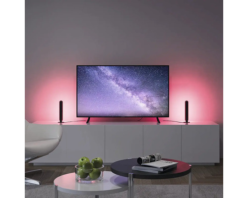 Obývacia izba s televízorom a dvoma LED svetlami