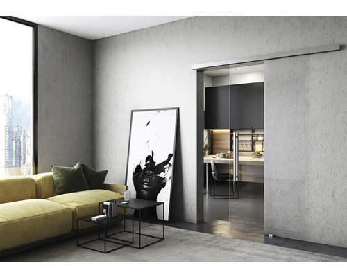 Obývacia izba so sklenenými posuvnými dverami, pohovkou a umeleckým dielom