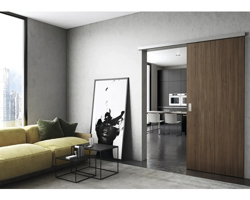 Obývacia izba s posuvnými dverami, pohovkou a výhľadom do kuchyne