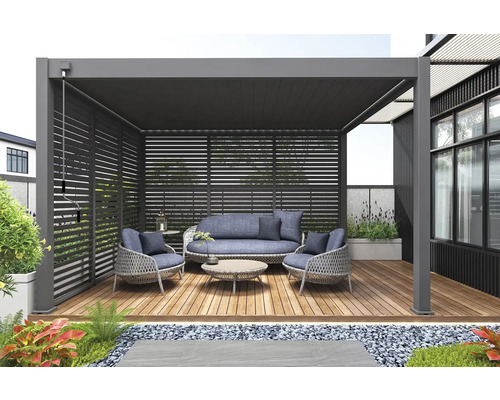 Terasa s lamelovou strechou, záhradným nábytkom a rastlinami