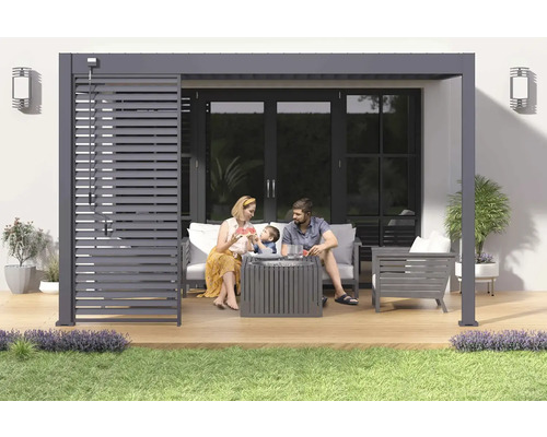 Scéna s rodinou pod terasovým zastrešením s lamelovou strechou a záhradným nábytkom