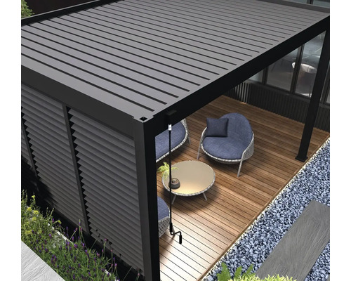 Pergola s lamelovou strechou a záhradným nábytkom na drevenej terase