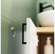 Detail kúpeľňovej skrinky s čiernou rukoväťou