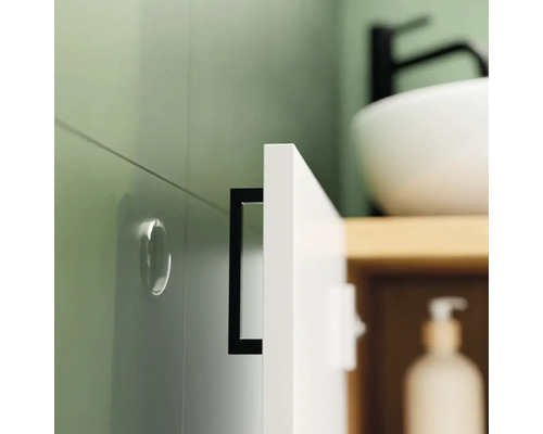 Detail kúpeľňovej skrinky s čiernou rukoväťou