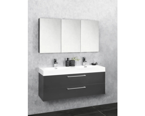 Kúpeľňa s umývadlovou skrinkou, dvojitým umývadlom a zrkadlovou skrinkou