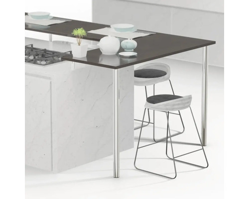 Kuchynský ostrovček s varnou doskou, riadom a dvoma barovými stoličkami