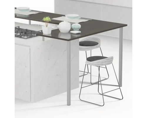 Kuchynský ostrovček s dvoma barovými stoličkami, riadom a varnou doskou