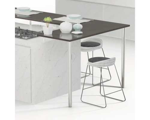 Kuchynský ostrovček s varnou doskou, barovými stoličkami a riadom