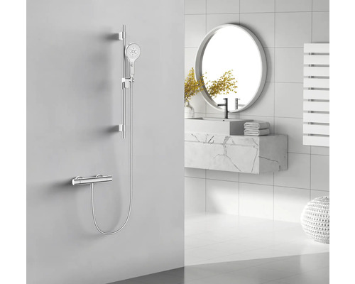 Kúpeľňa so sprchovou súpravou, umývadlom a zrkadlom