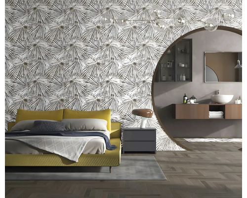 Pohľad do interiéru so spálňou a kúpeľňou vo svetlom a usporiadanom dizajne