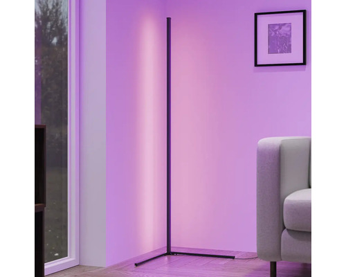 LED rohová stojacia lampa v obývacej izbe pre náladové osvetlenie