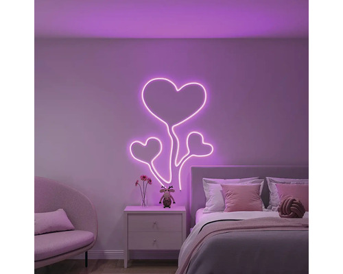 Spálňa s neónovým svetlom v tvare srdca na stene