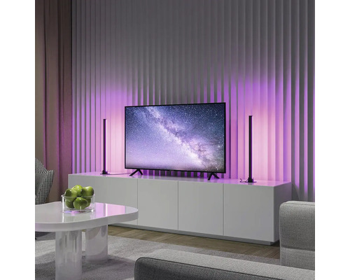 Obývacia izba s televízorom, svetelnými lištami a konferenčným stolíkom