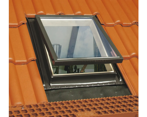 Otvorené strešné okno na škridlovej streche