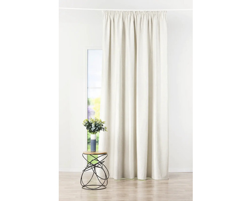 Záclona pred oknom s odkladacím stolíkom a vázou na kvety