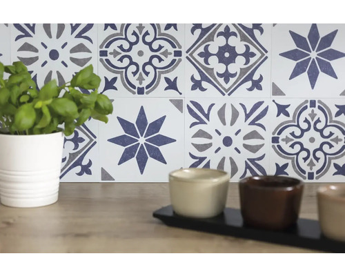 Samolepiaci PVC panel modrý Wall Tiles Jamila 15,25 x 15,25 cm Dekoratívny obklad s rastlinami a nádobami