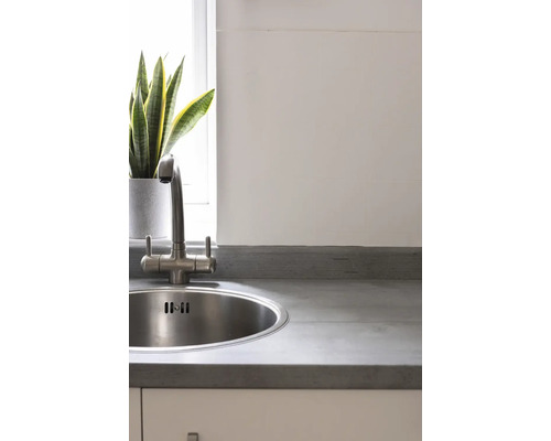 Nerezový kuchynský drez s batériou na pracovnej doske