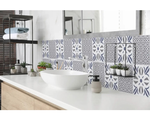 Samolepiaci PVC panel modrý Wall Tiles Cubia 15,25 x 15,25 cm Moderná kúpeľňa s umývadlom, batériou, zrkadlom a nástennými dlaždicami so vzorom