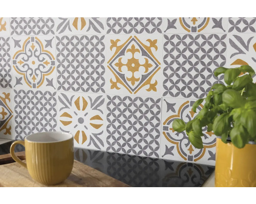 Samolepiaci PVC panel sivý Wall Tiles Amira 15,25 x 15,25 cm Dekoratívne dlaždice s geometrickými vzormi v sivej a zlatej farbe