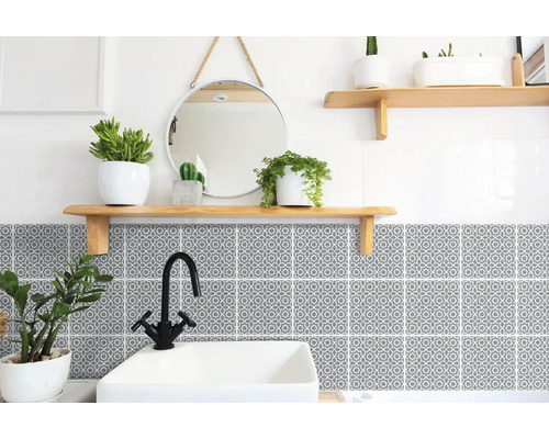 Samolepiaci PVC panel sivý Wall Tiles Lina 15,25 x 15,25 cm Kúpeľňa s umývadlom, vodovodnou batériou, zrkadlom, policami a nálepkami na obklady s geometrickým vzorom