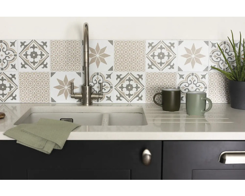 Samolepiaci PVC panel béžový Wall Tiles Lina 15,25 x 15,25 cm Kuchynský drez s vodovodnou batériou, utierkou, šálkami a dekoratívnymi obkladmi