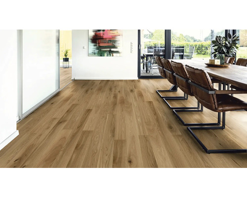 Svetlá obývacia izba s drevenou podlahou, jedálenským stolom a stoličkami