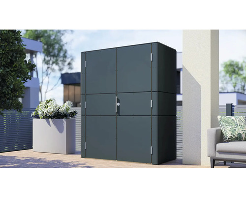 Kovová záhradná skrinka na terase s rastlinami