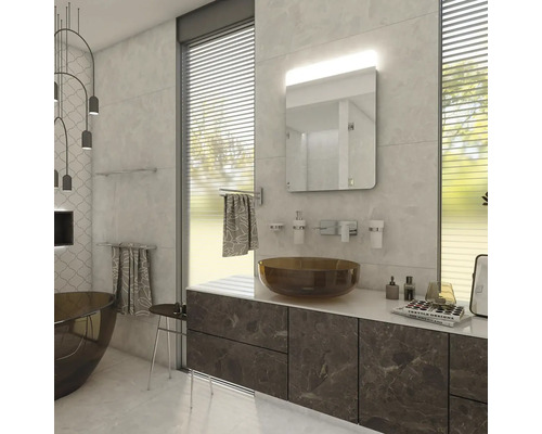 Kúpeľňa s umývadlom, zrkadlom, držiakmi na uteráky a vaňou