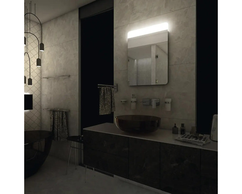 Kúpeľňa s umývadlom, zrkadlom, uterákmi a vaňou