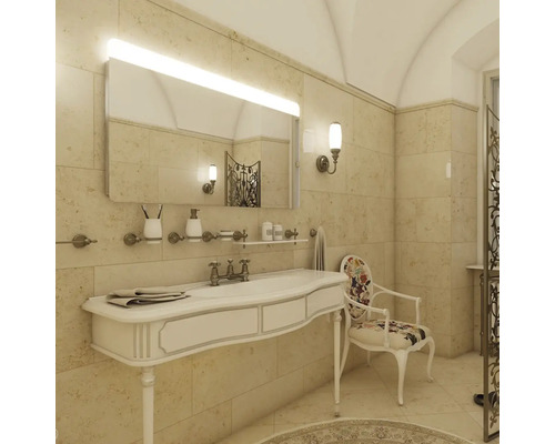 Klasická kúpeľňa s umývadlom, zrkadlom a stoličkou