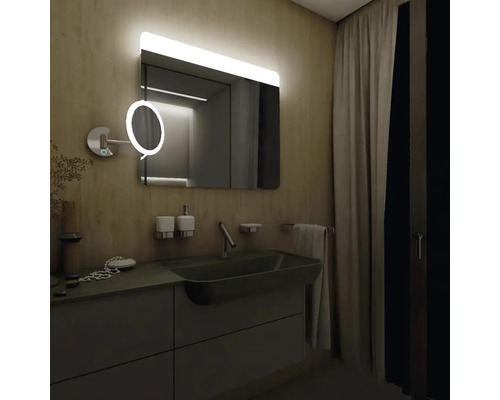 Moderná kúpeľňa s umývadlom, zrkadlom s osvetlením a kozmetickým zrkadlom