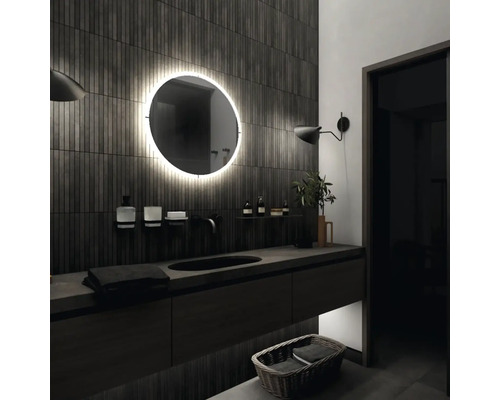 Kúpeľňa s umývadlom, osvetleným zrkadlom a doplnkami pre štýlové prostredie