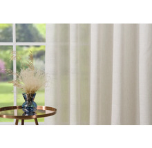 Dekoratívny okenný záves s aranžmánom rastlín na malom stolíku