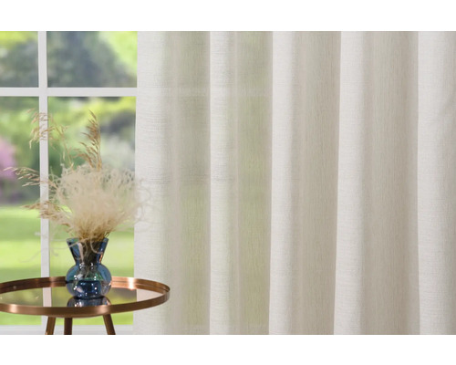 Dekoratívny okenný záves s aranžmánom rastlín na malom stolíku