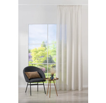 Svetlá izba s oknom, závesom, stoličkou a stolom