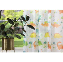 Dekoratívne šály s motívom dinosaurov pred oknom s izbovou rastlinou