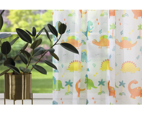 Dekoratívne šály s motívom dinosaurov pred oknom s izbovou rastlinou