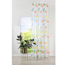 Dekoratívne šály s motívom dinosaurov pred oknom