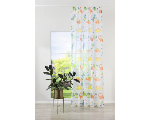 Dekoratívne šály s motívom dinosaurov pred oknom