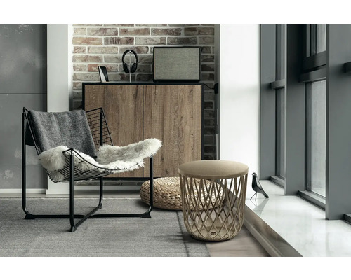 Moderná obývacia izba s kreslom, príručným stolíkom a dekoratívnymi prvkami