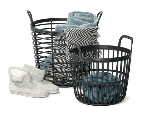 Dekoratívne aranžmán s dvoma košíkmi, textíliami a papučami