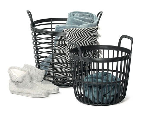Dekoratívne usporiadanie s dvoma košmi na bielizeň, textilom a domácou obuvou