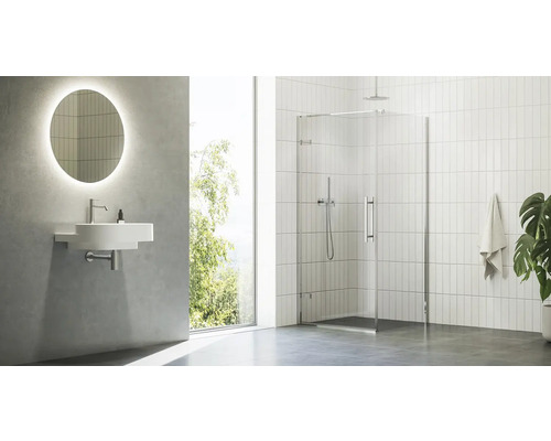 Svetlá kúpeľňa s umývadlom, zrkadlom s osvetlením a sprchovacím kútom